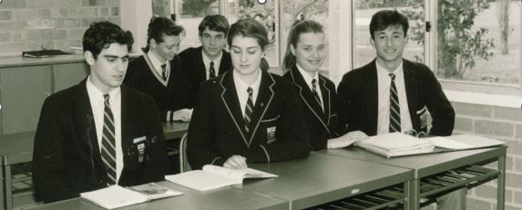 A group of students in uniform
Description automatically generated